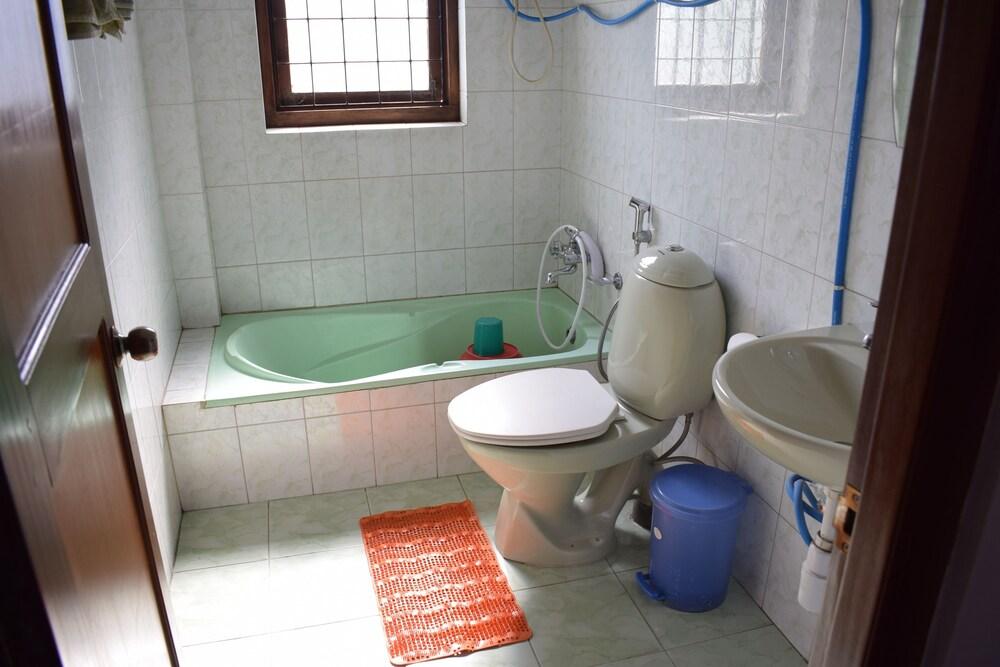 Hotel Kumari Inn - Bathroom