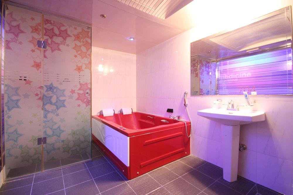 Hotel 2NE1 - Bathroom