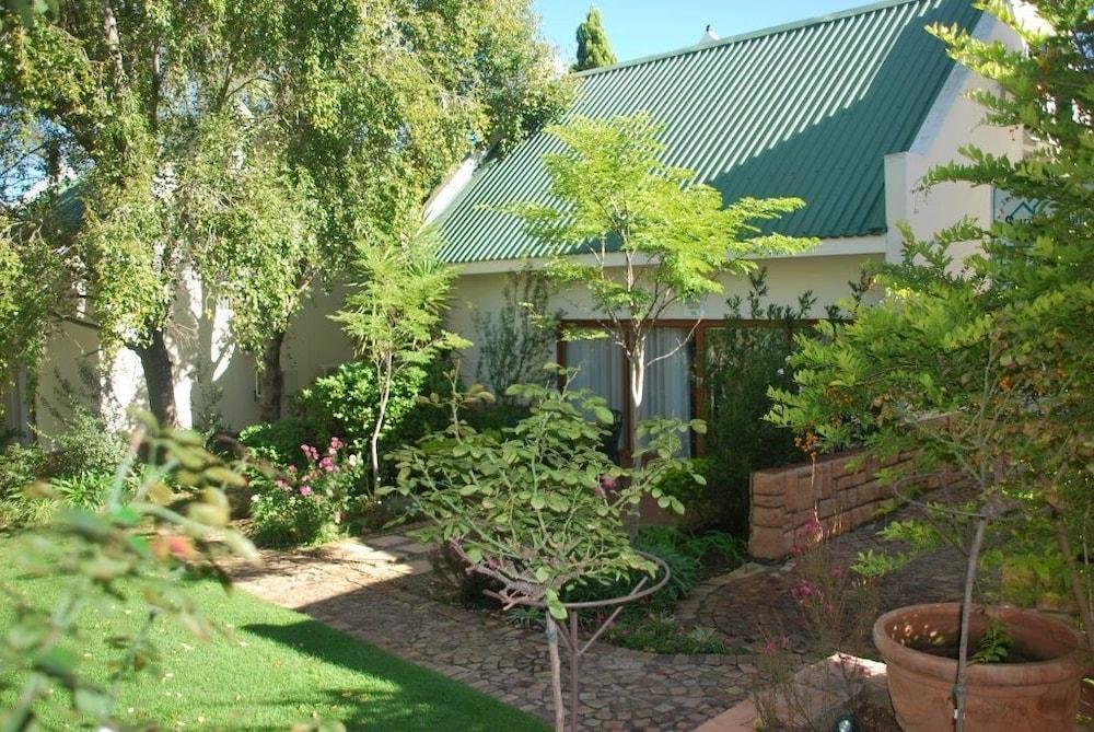 Sunninghill Guest Lodge - Property Grounds