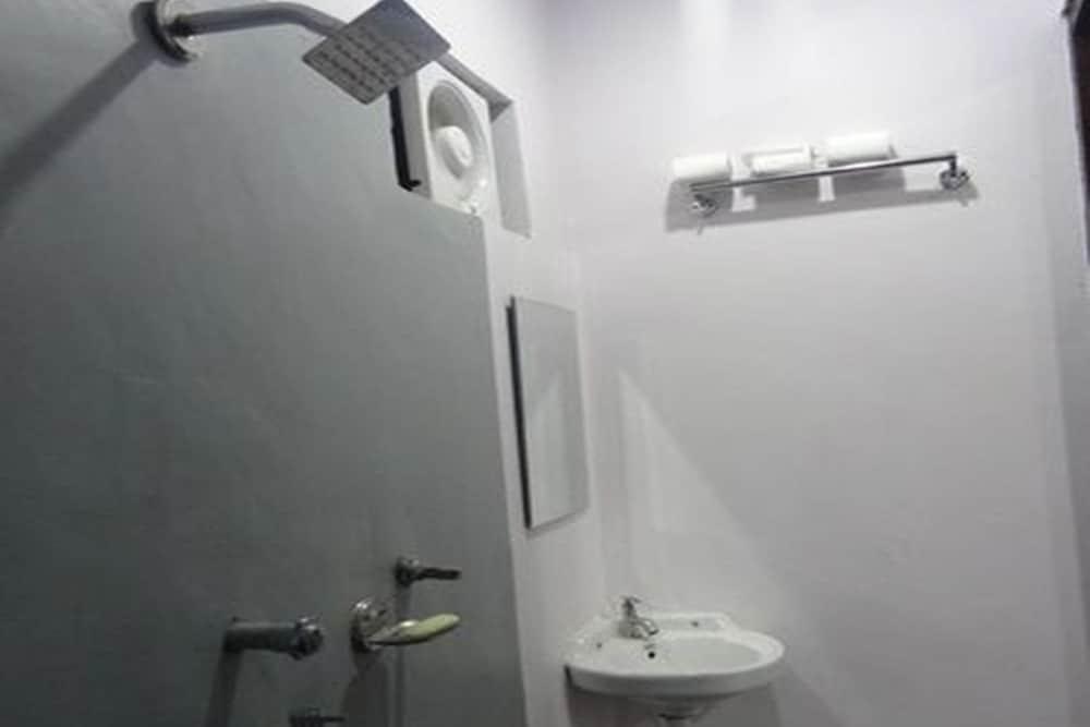 Distinctive Nepal Home Stay - Bathroom