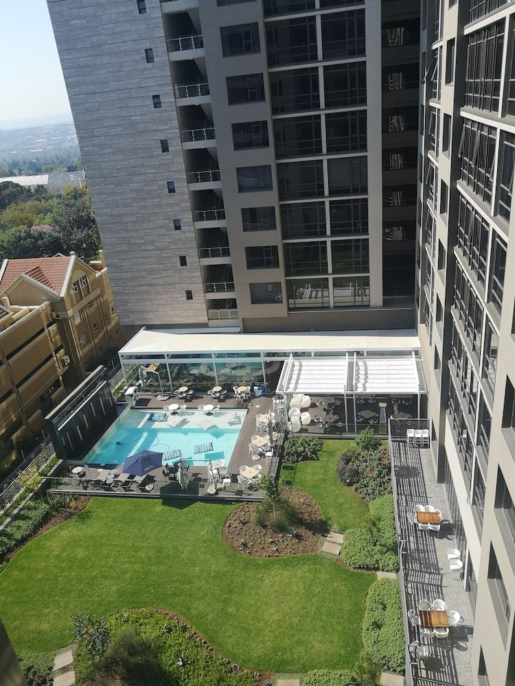 Stunning Apartment in Sandton - BBQ/Picnic Area