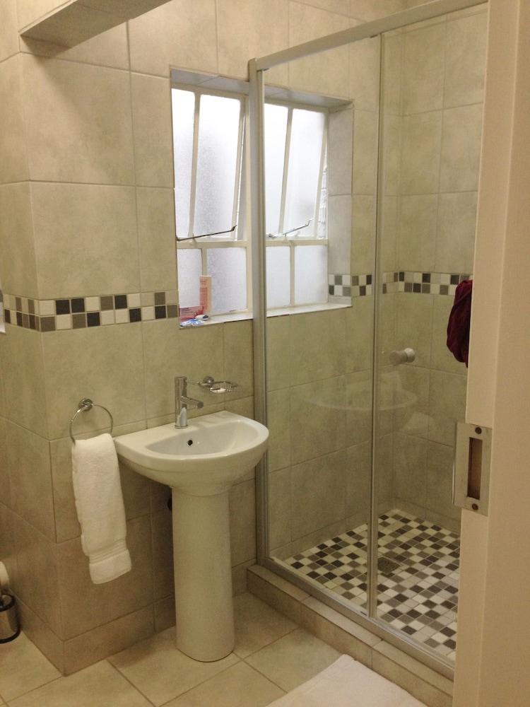 Woodmead Apartments - Bathroom