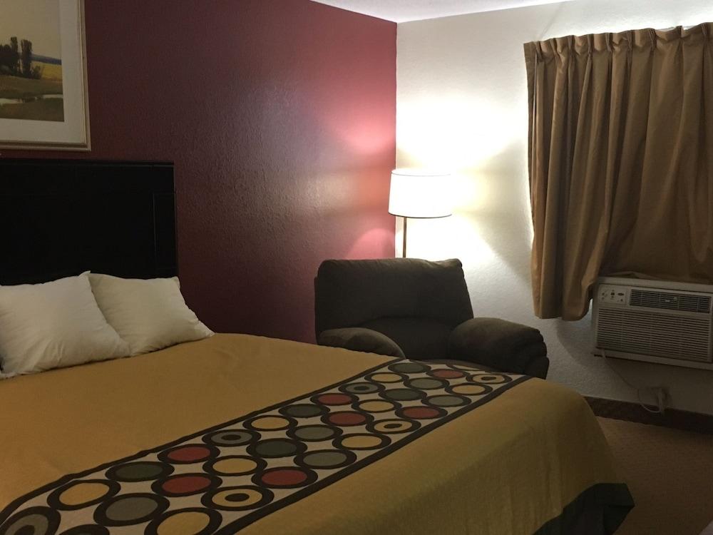 Super 8 by Wyndham New Castle - Room