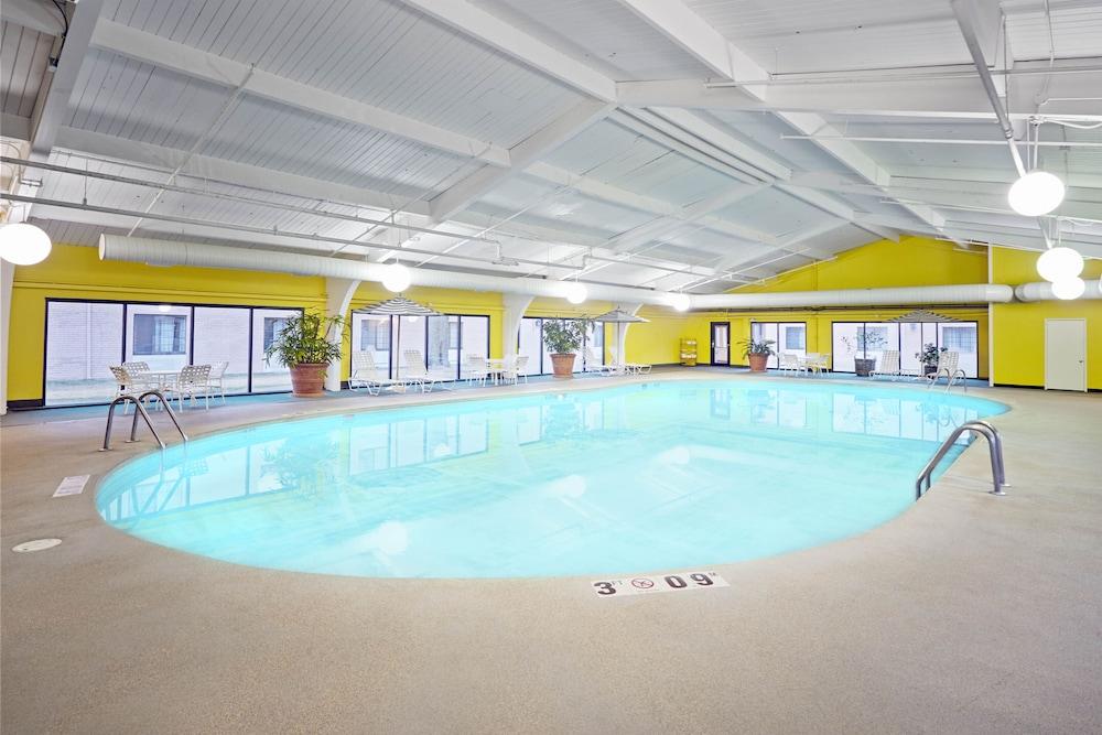 Madison Plaza Hotel - Indoor Pool