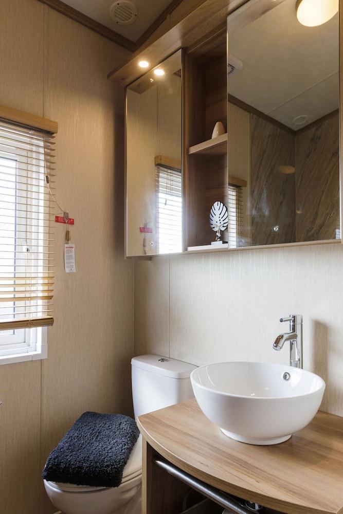 Luxury Lodge - Lyndale 12 - at 5 Star Resort - Bathroom