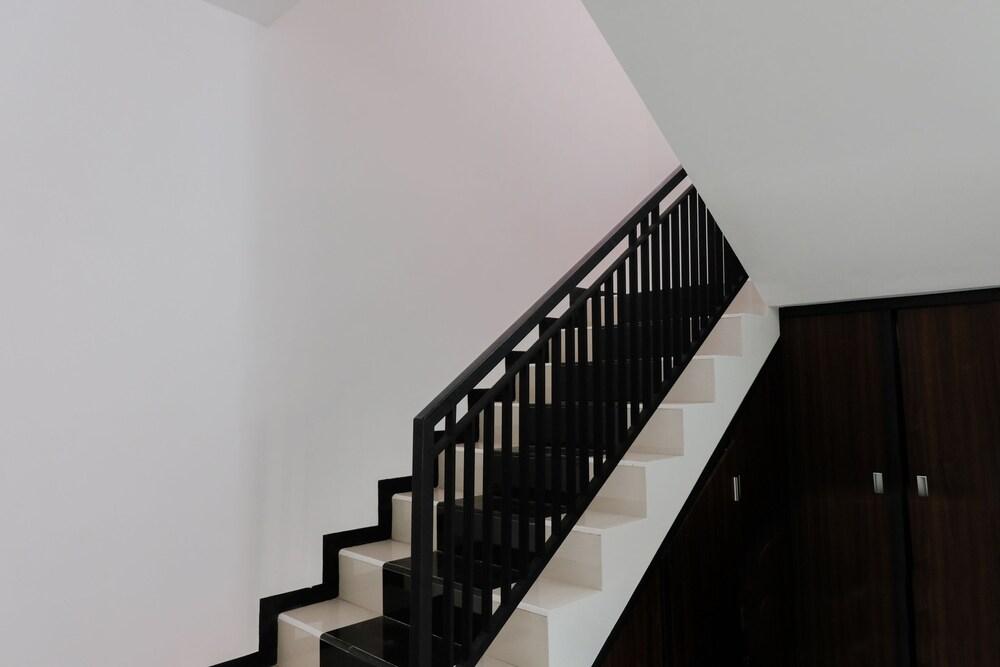 OYO 1108 Smart Tlogomas - Staircase