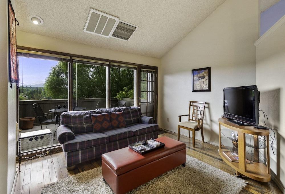 Country Club Condo - Featured Image