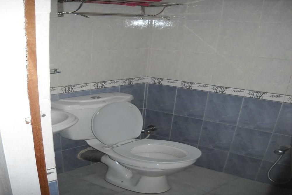 Hotel Shakti - Bathroom