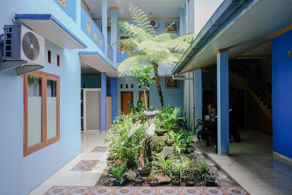 OYO 778 Guest House Amalia Malang - Interior