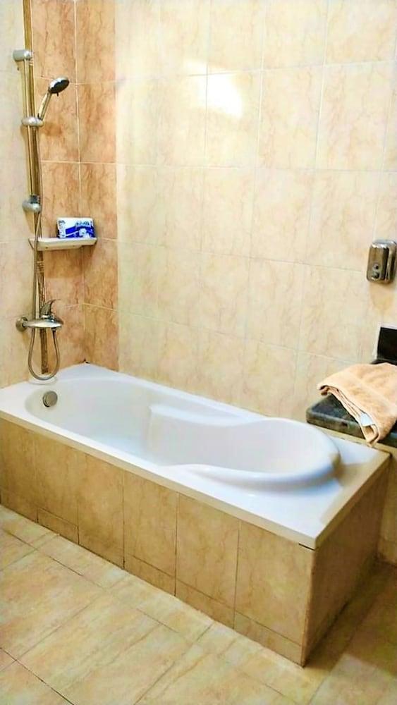 فندق تشاربل هوتل ستوديو كوين - Bathroom