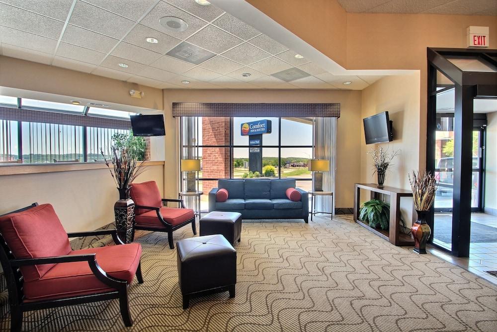 Comfort Inn & Suites Madison - Airport - Lobby Sitting Area