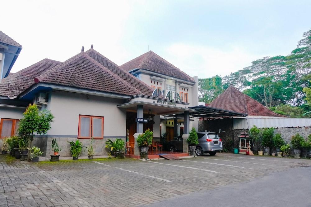 OYO 778 Guest House Amalia Malang - Exterior