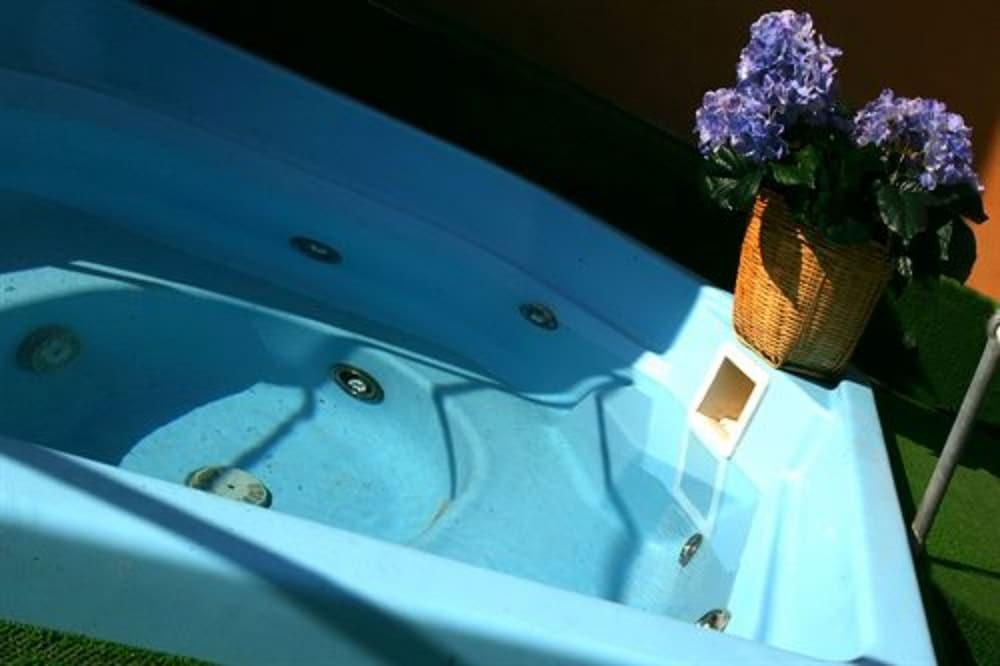Hotel Cavour - Outdoor Spa Tub