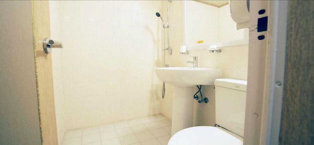 Raum Hotel - Bathroom