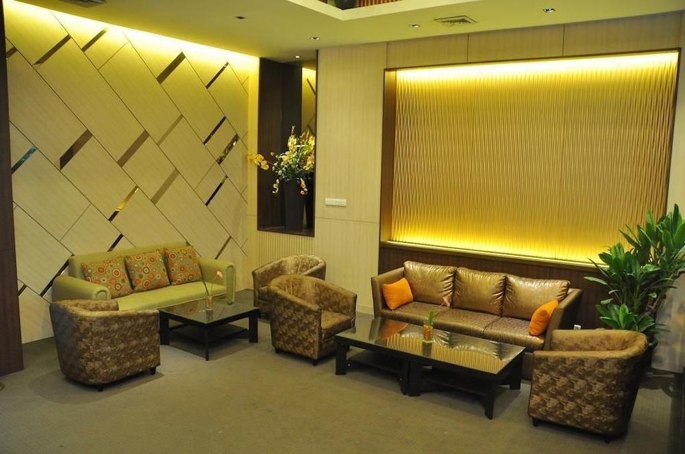 Tychi Hotel - Lobby Sitting Area
