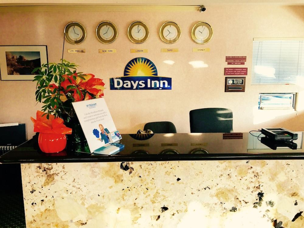 Days Inn by Wyndham Anaheim Near the Park - Interior Entrance