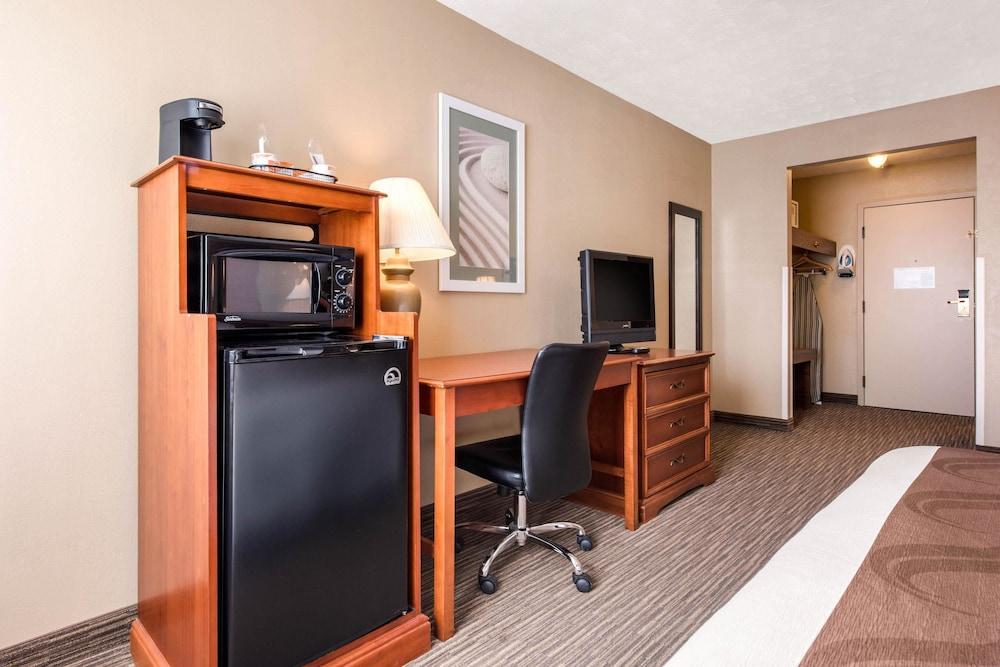 Quality Inn & Suites New Castle - Room