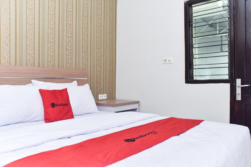 RedDoorz Plus near Malang Town Square - Featured Image