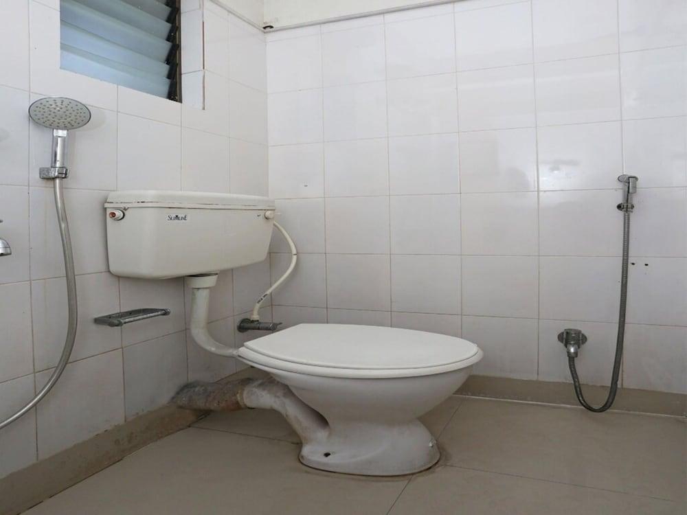 Goroomgo Sabita Guest House Kolkata - Bathroom