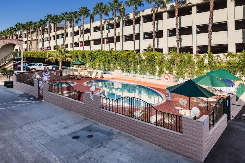 Kings Inn Anaheim at the Park & Convention Center - Outdoor Pool