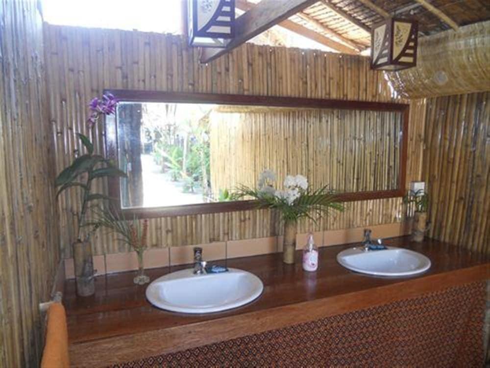 Chez Paou - Bathroom Sink