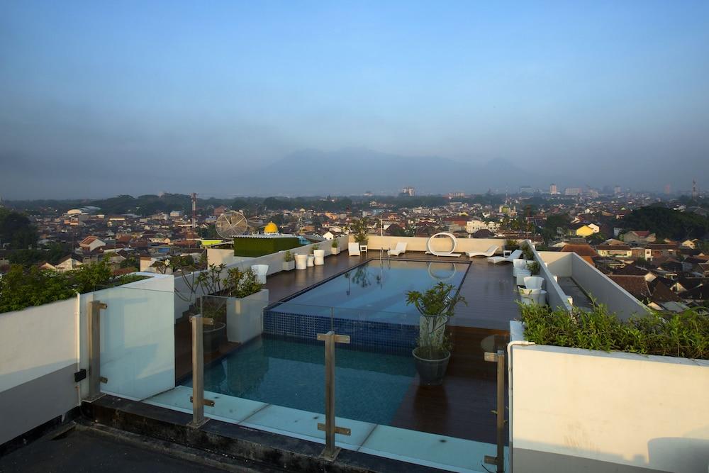 Maxone Hotels at Malang - Pool