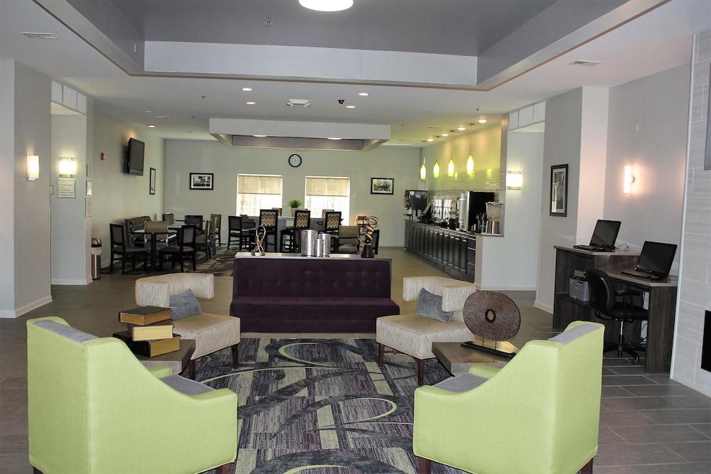 La Quinta Inn & Suites by Wyndham Huntsville Airport Madison - Lobby Sitting Area