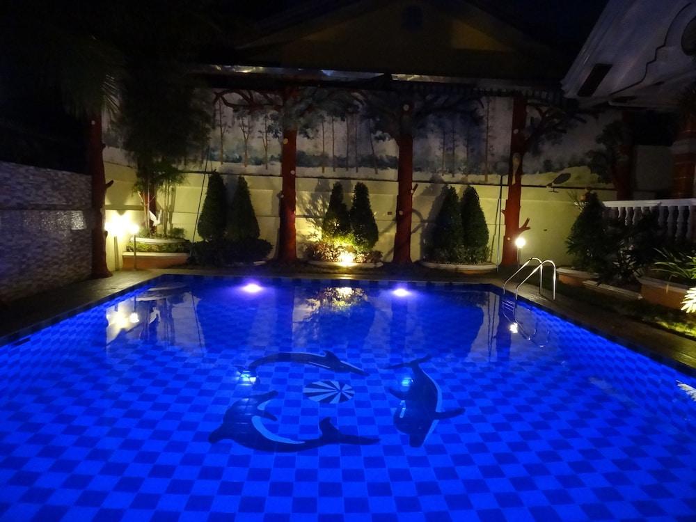 The Executive Villa Inn & Suites - Outdoor Pool