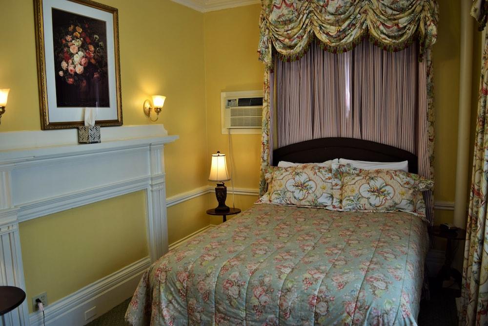 Bellevue Manor - Room