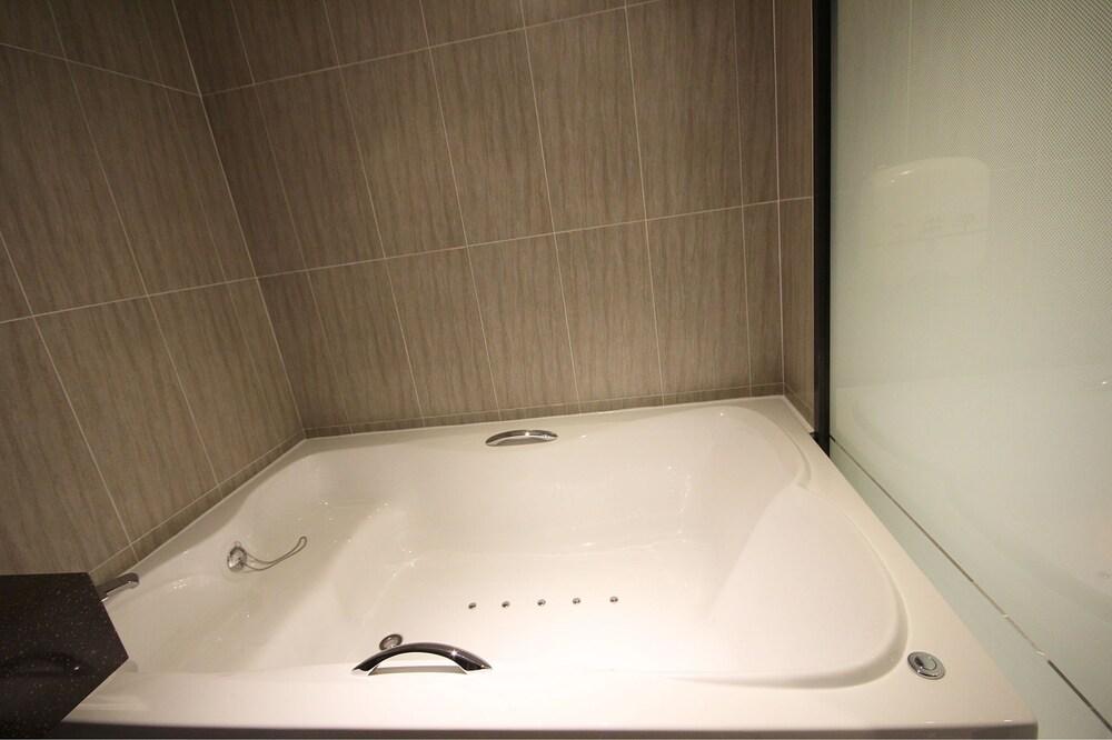 Mu Plus Hotel - Deep Soaking Bathtub