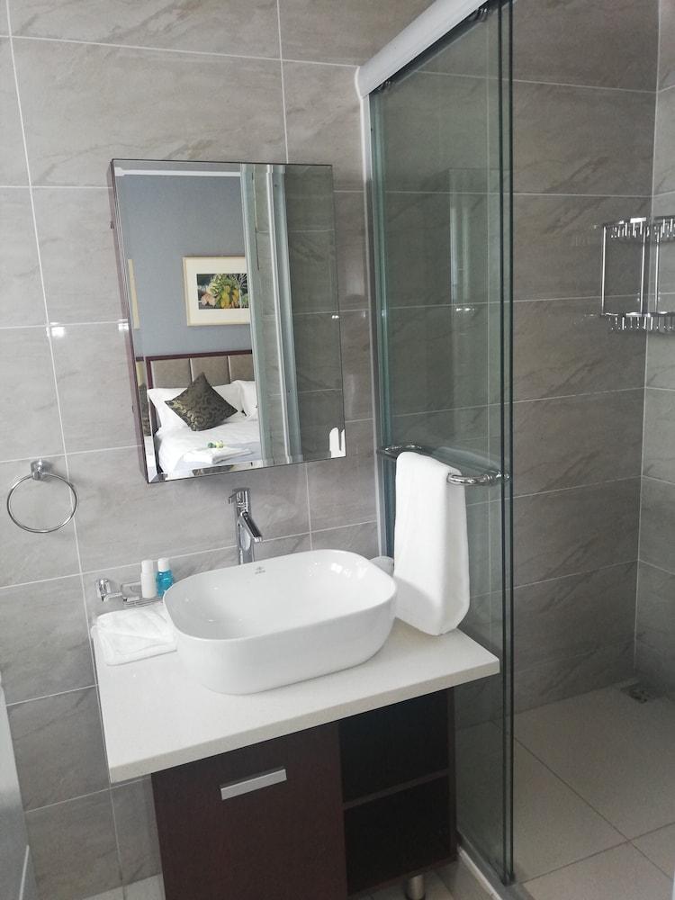 Atlantic Pearl Rivonia Guest House - Bathroom