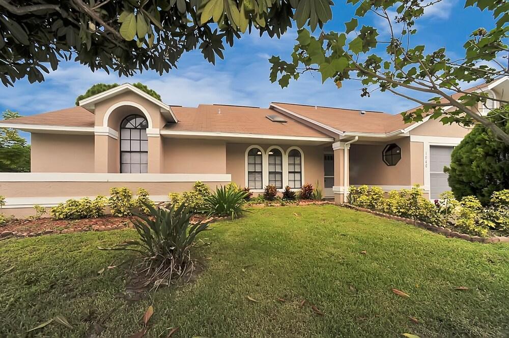 Palm Bay Delight, Large Grass Yard, 20 Minutes To The Beach 3 Bedroom Home - Exterior