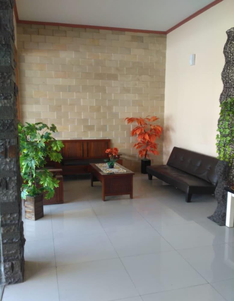 DIA2 Guest House - Lobby Sitting Area