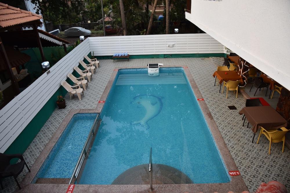 De Falcon Goa Beach Resort - Pool