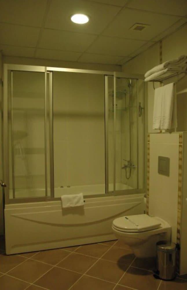 Grand Adanus Hotel - Bathroom