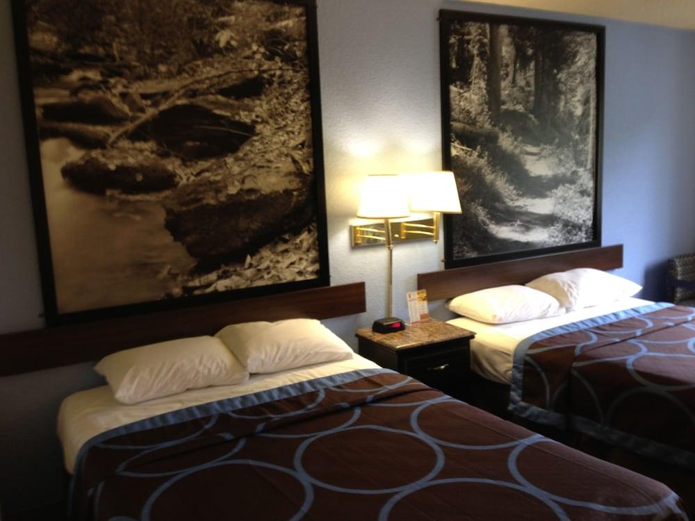 Super 8 by Wyndham New Castle - Room