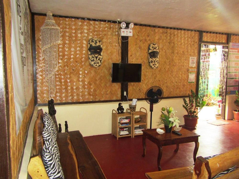 Coron Guapos Guesthouse - Lobby Sitting Area