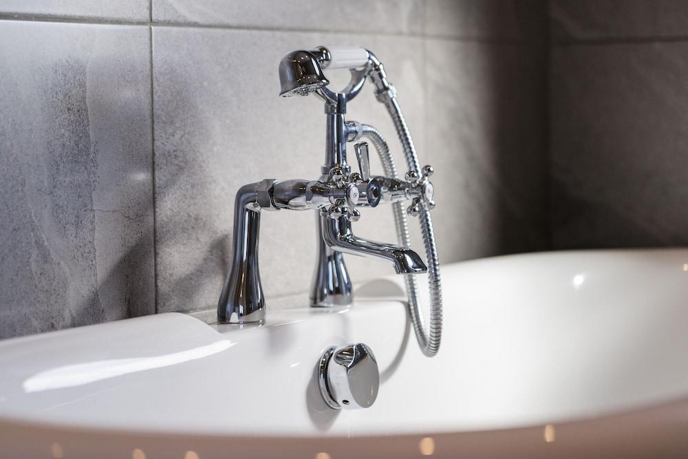 Chatsworth Lodge 4 With Hot Tub - at Luxury Resort - Bathroom