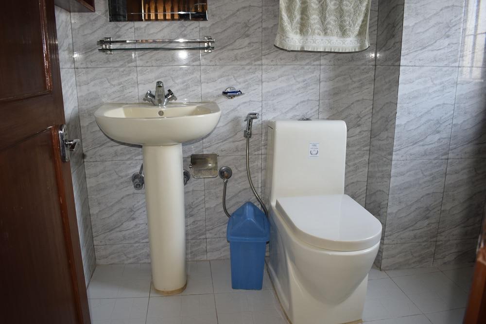 Hotel Kumari Inn - Bathroom