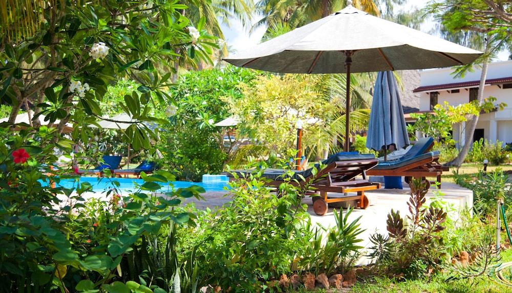 Flame Tree Cottages - Outdoor Pool