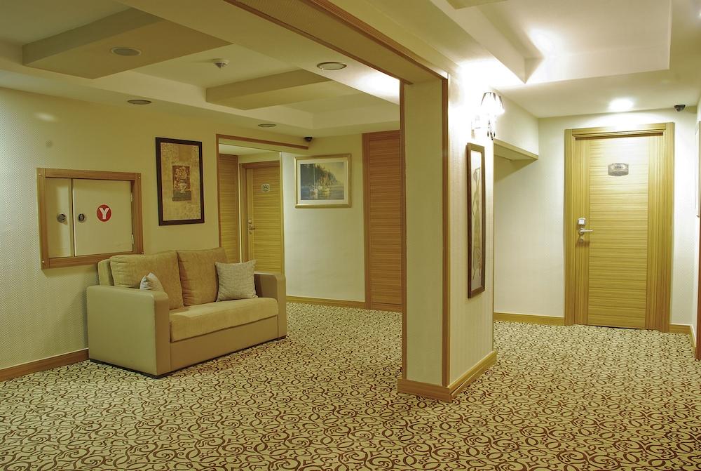 Emir Royal Hotel - Lobby Sitting Area