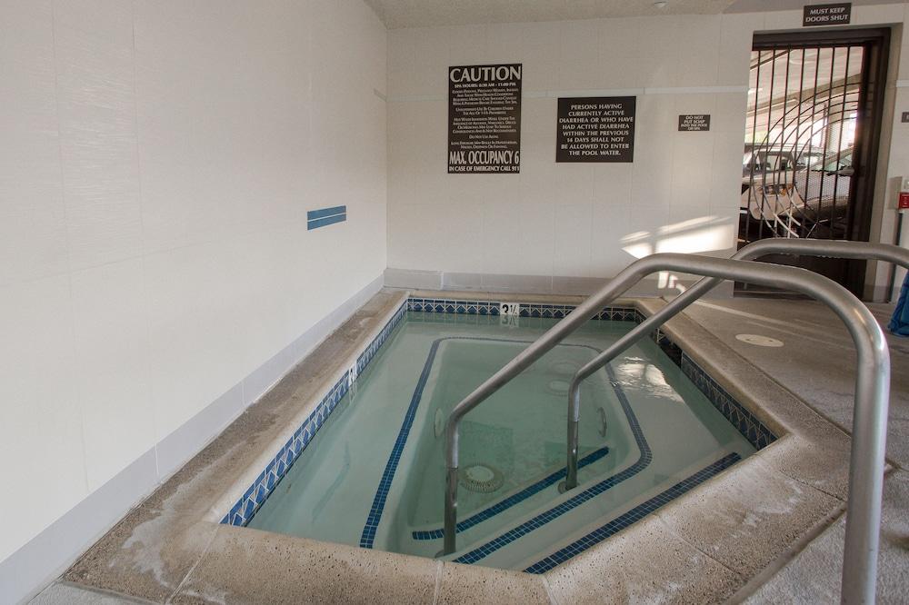 Anaheim Desert Inn and Suites - Indoor Spa Tub