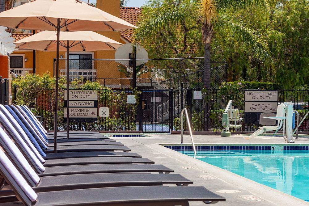 Clementine Hotel & Suites Anaheim - Outdoor Pool
