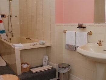 Vicarsford Lodge - Bathroom