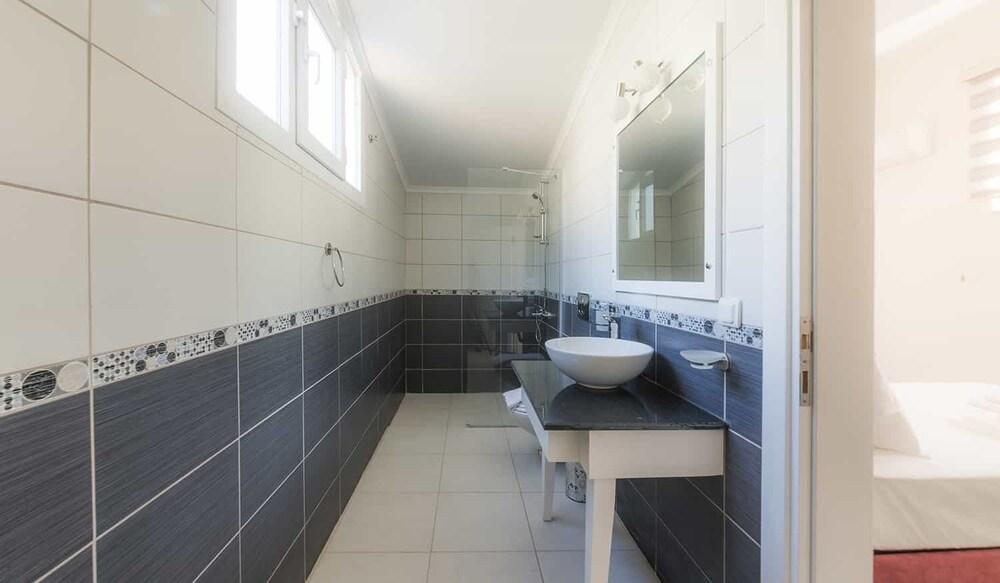 White Elegance 2C - Bathroom