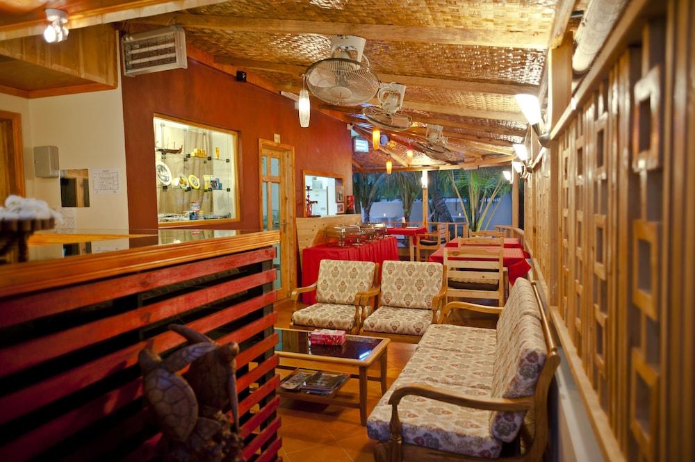 Stingray Beach Inn - Lobby Sitting Area