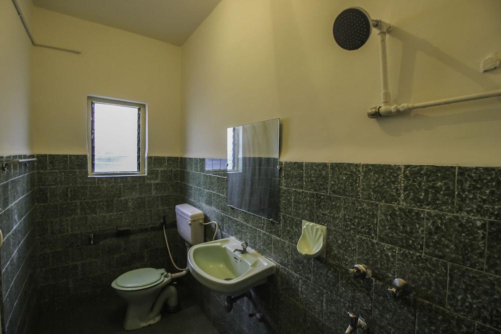 OYO 10791 Home Elegant Studio Candolim Beach - Bathroom