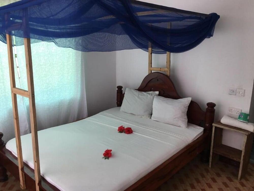 White Blue Bungalows - Room
