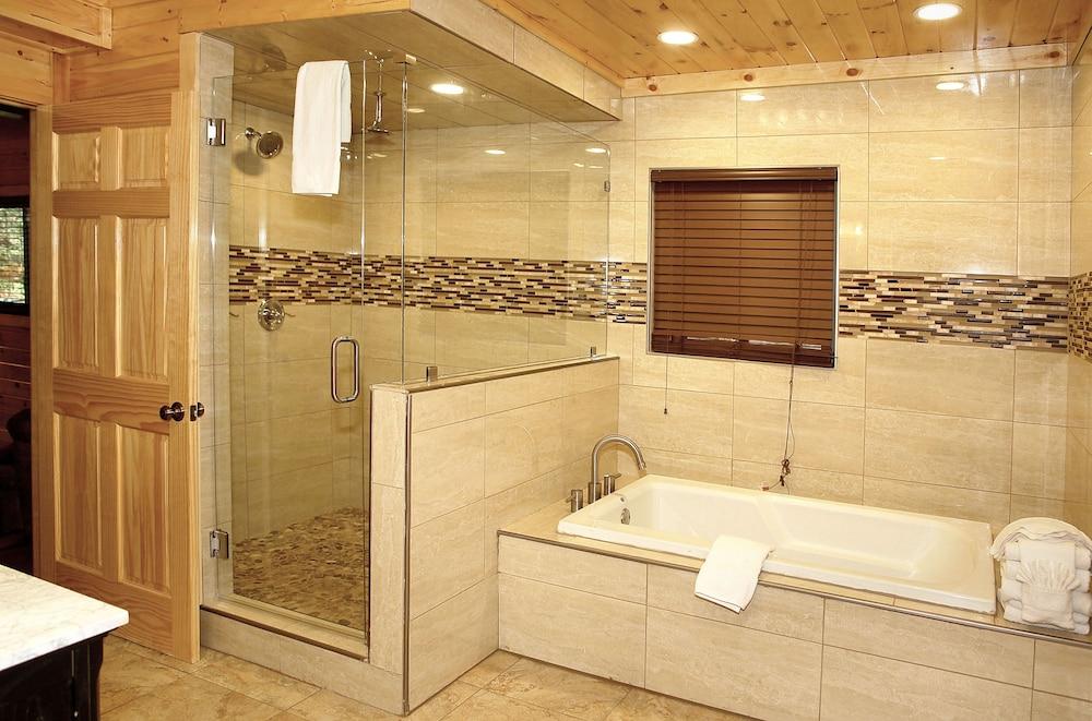 Laurel Manor Home with Hot Tub - Bathroom
