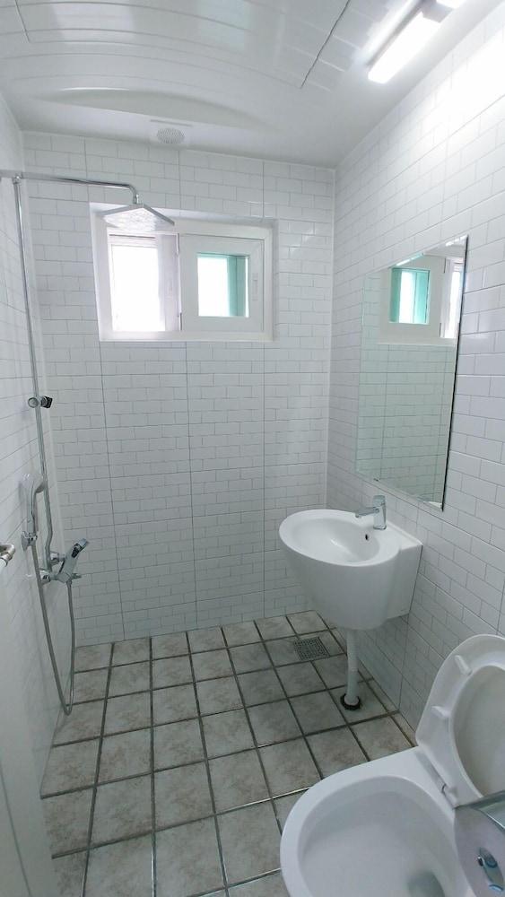 Aileen Guesthouse - Bathroom
